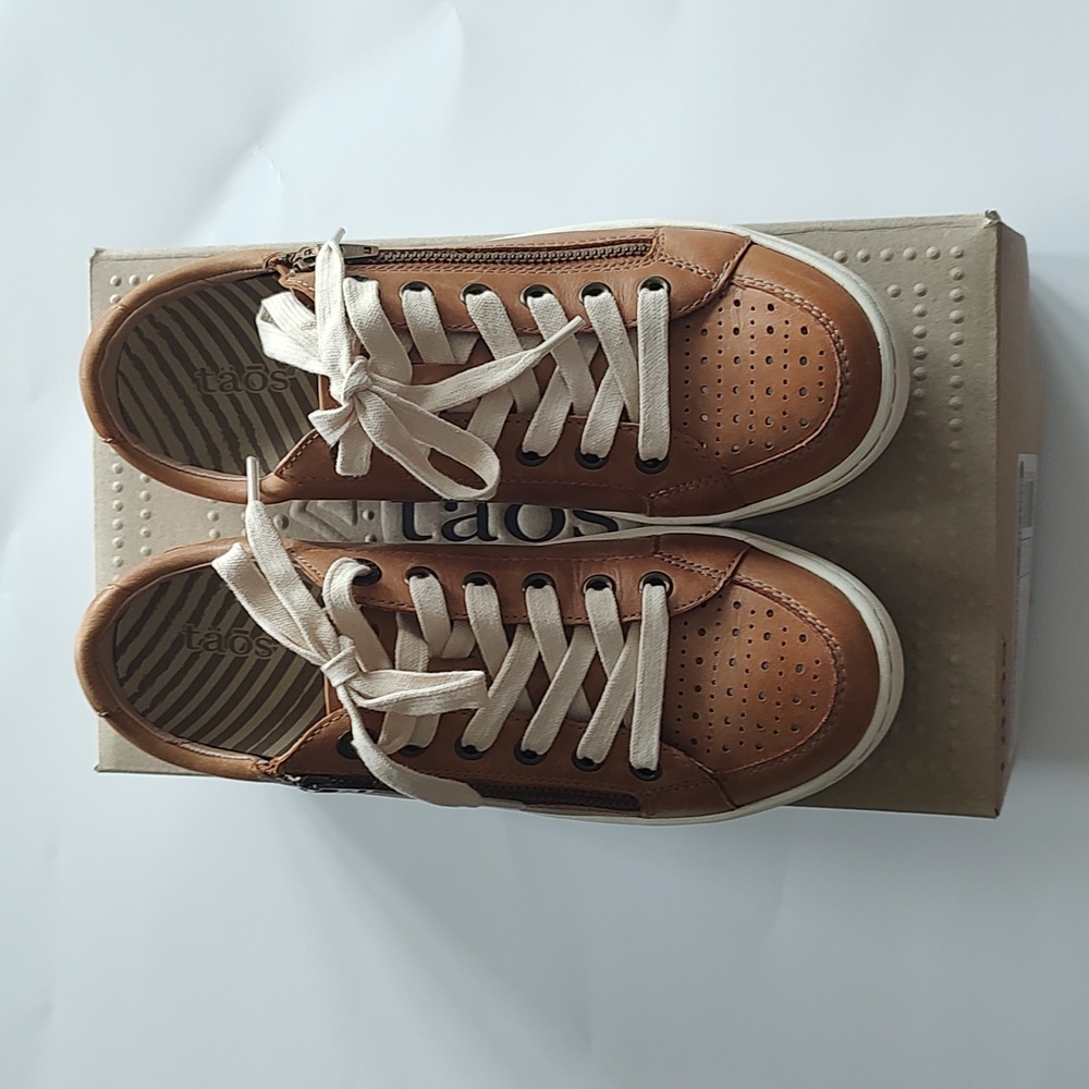 Taos ladies leather Caramel Zipster size 7.5